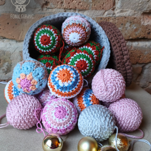 Horgolt karácsonyi gömb